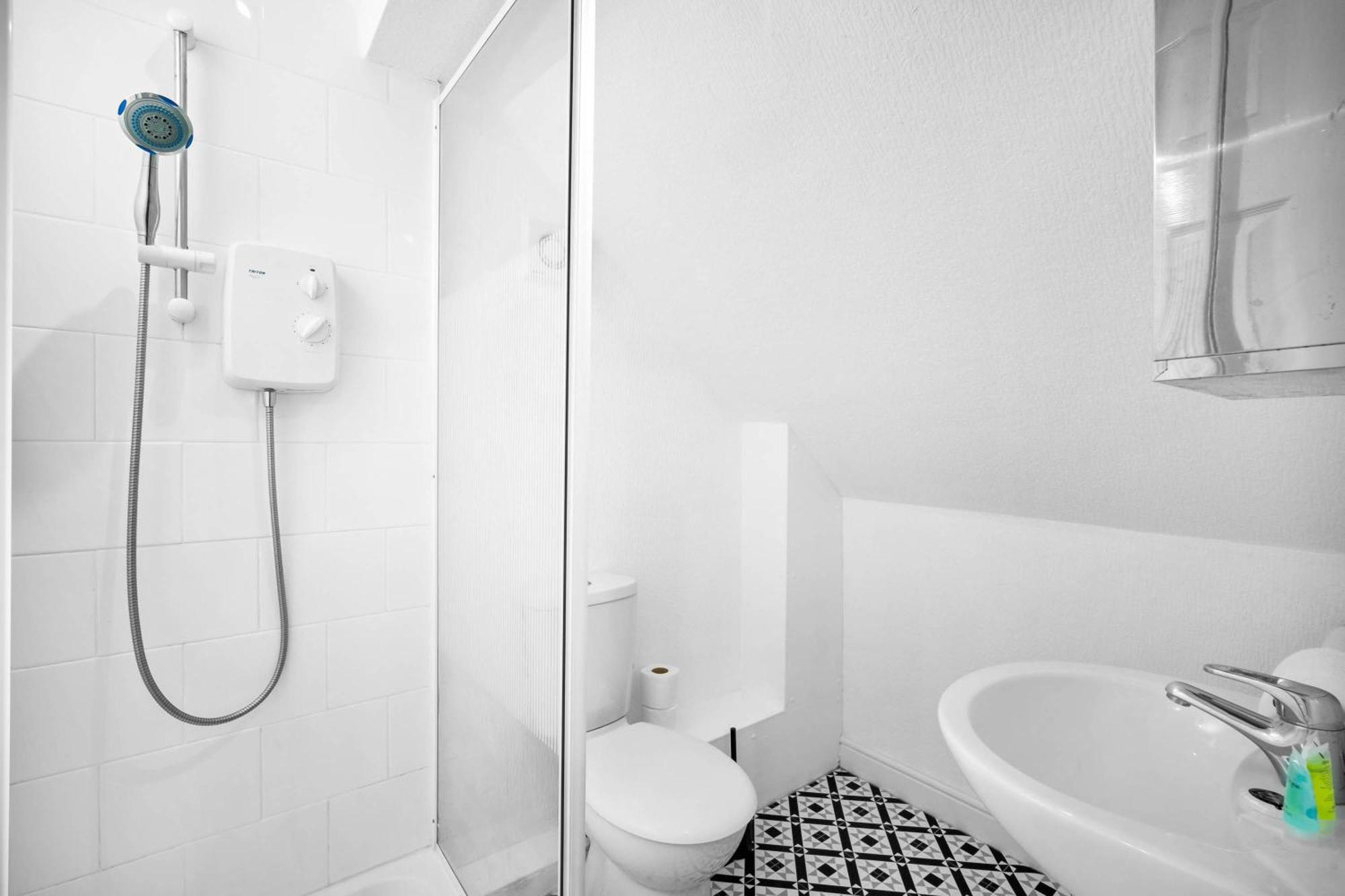Luxury - Accommodates 4 - On Street Parking Available 2cr Apartment