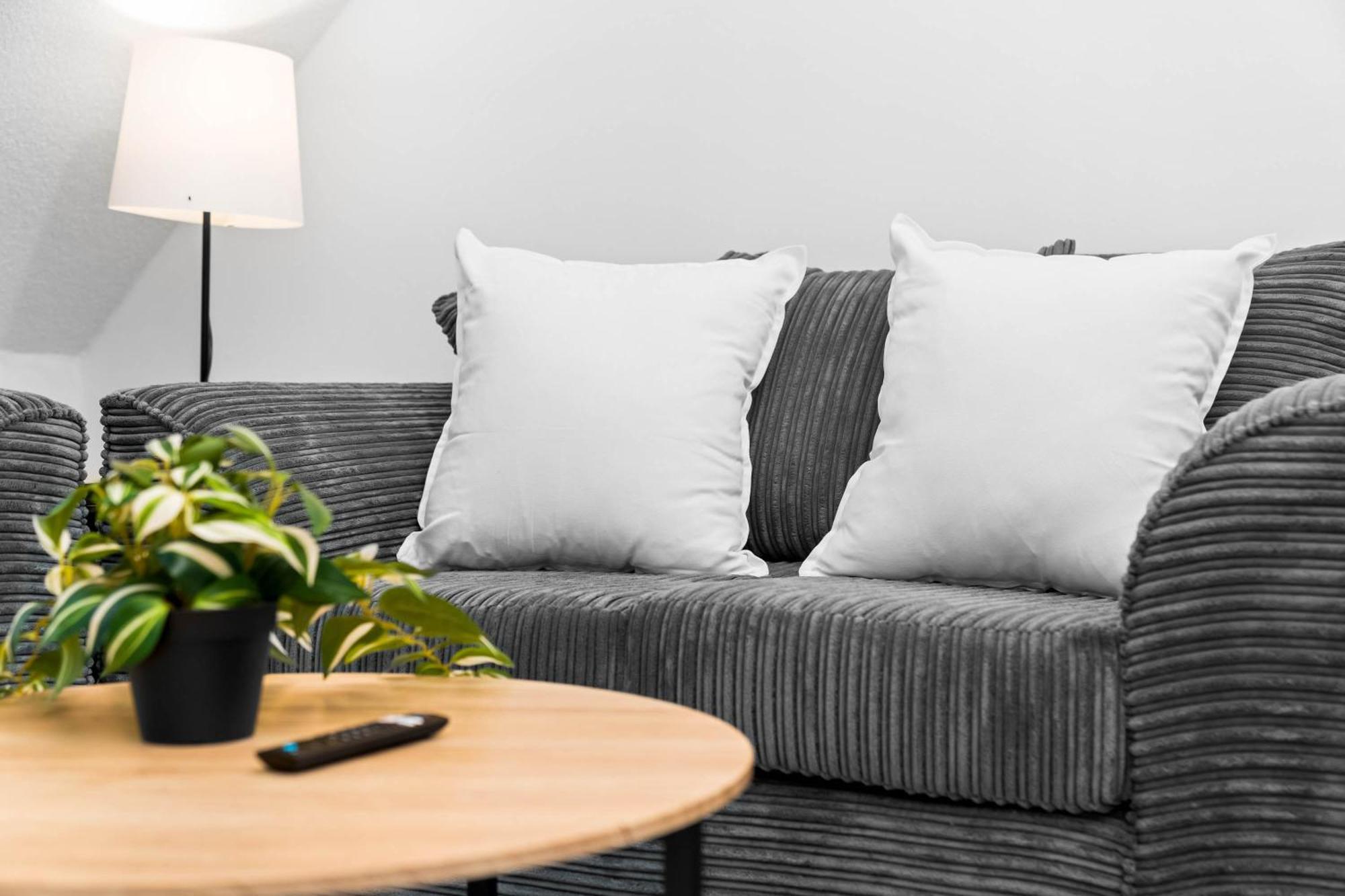 Luxury - Accommodates 4 - On Street Parking Available 2cr Apartment *