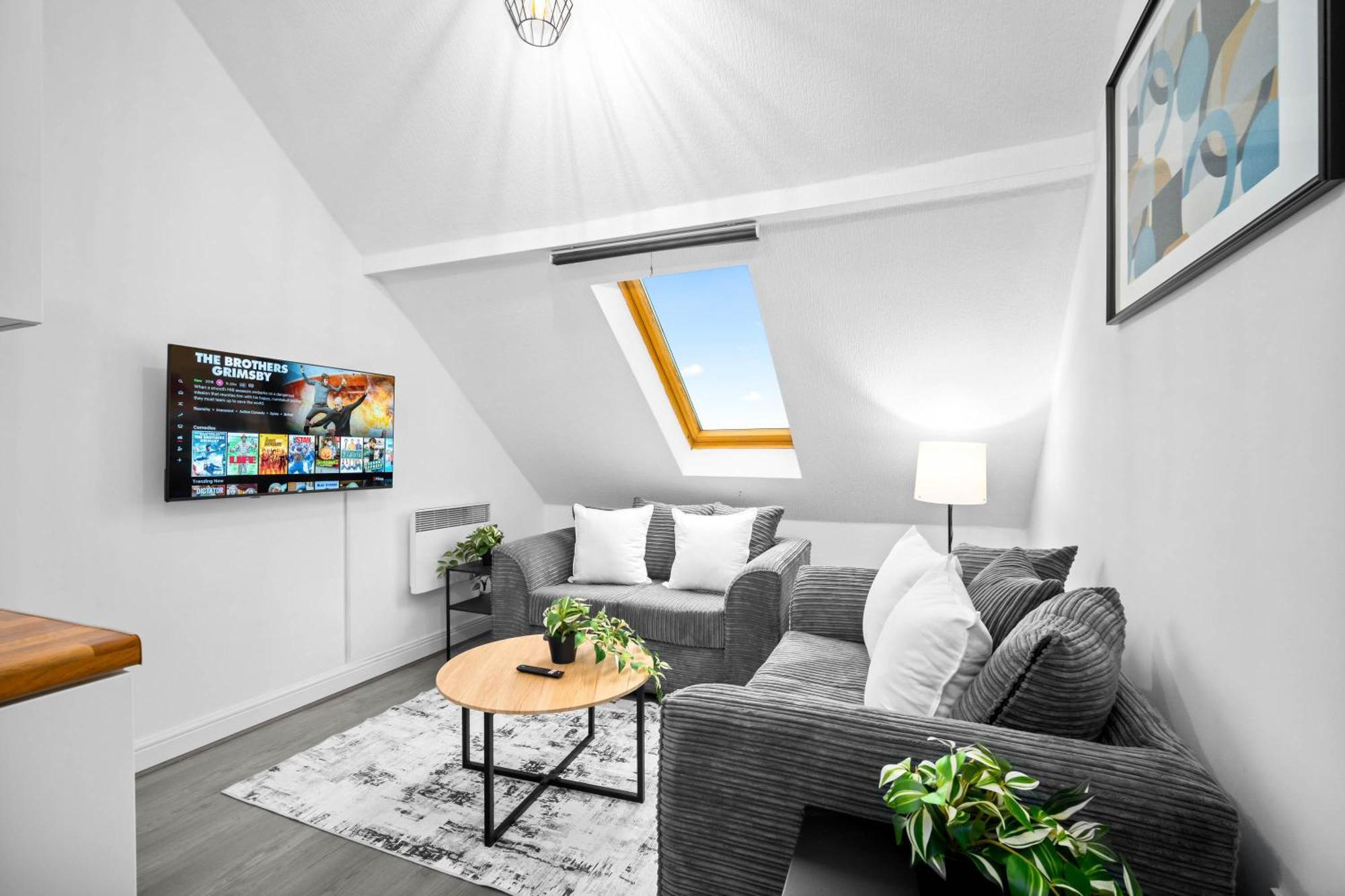 Luxury - Accommodates 4 - On Street Parking Available 2cr Apartment *